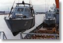 Boot 153 wird im Neustädter Hafen auf die "Nedlloyd Bahrain" verladen